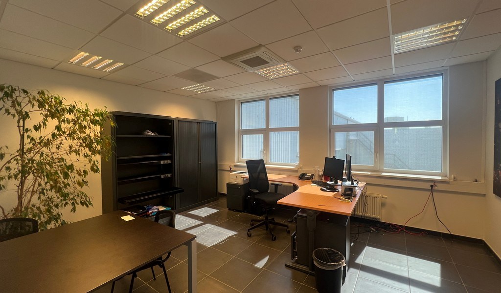 Logistiek bedrijfspand te huur in de haven van Gent