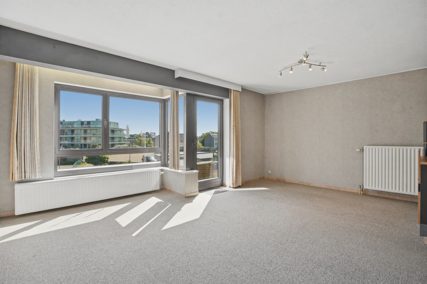 Op te frissen 2-slaapkamerappartement (73m²) te Koksijde Sint-Idesbald. 