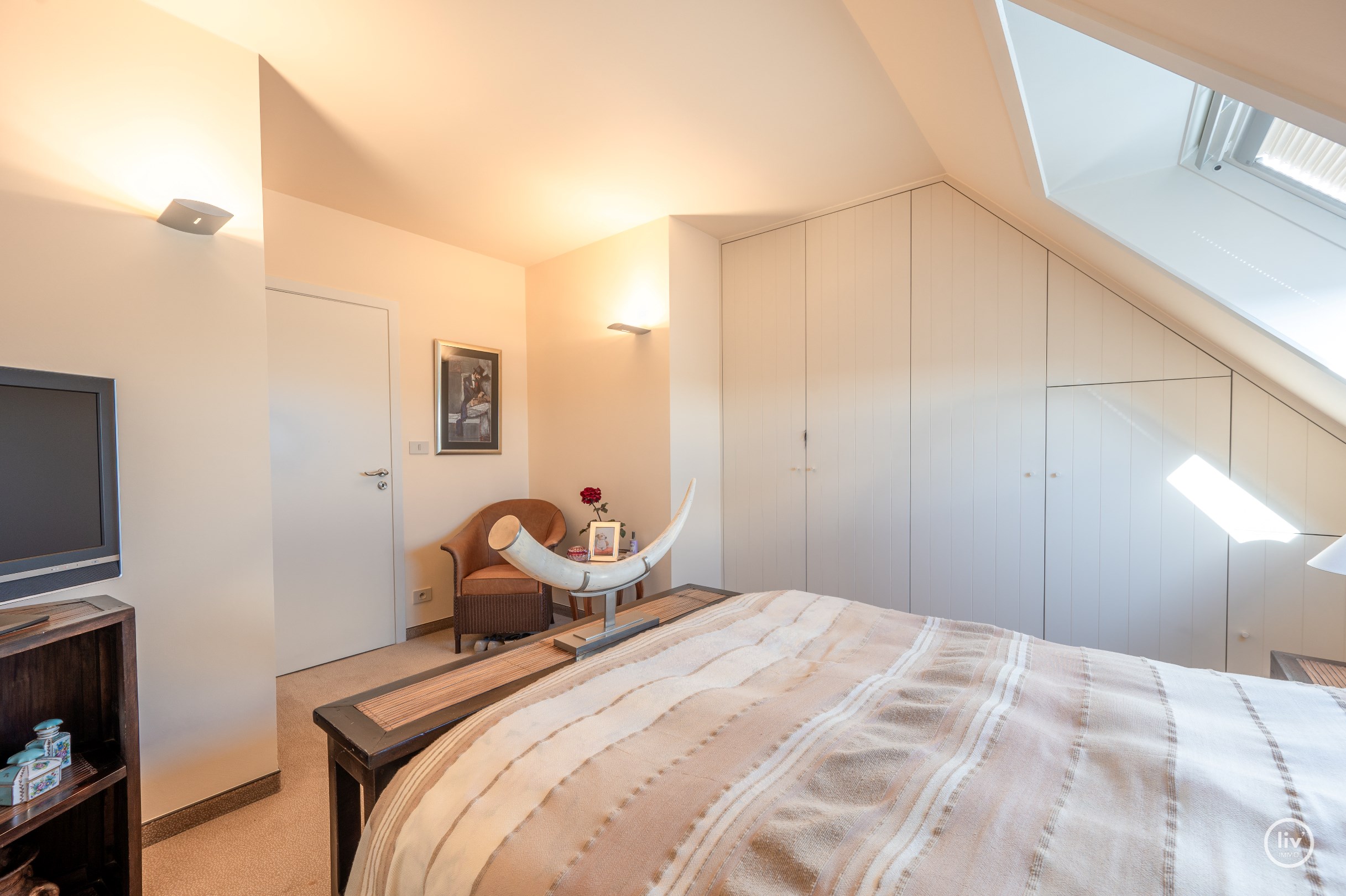 Uitzonderlijk dakappartement met een schitterend zonneterras en een prachtig open zicht over de villa's van het Zoute, gelegen tussen het centrum van Knokke. 