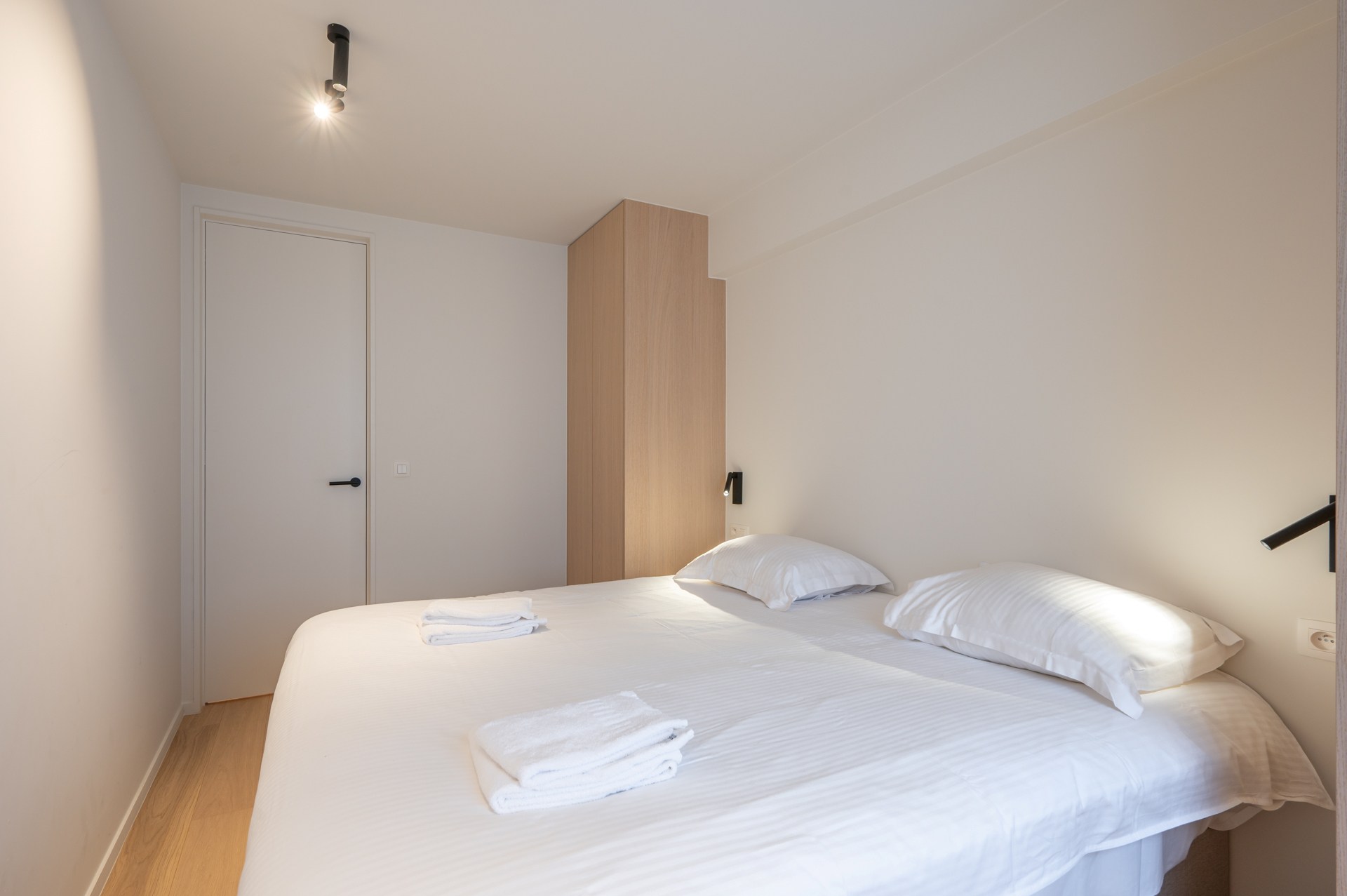 Volledig gerenoveerd HOEKappartement goed gelegen te Lippenslaan 