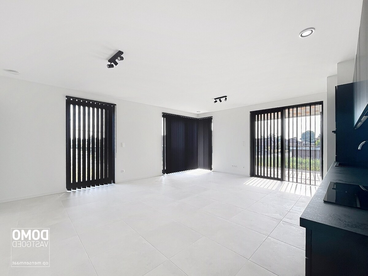 NIEUWBOUW 2 SLAAPKAMER APPARTEMENT MET TERRAS, AUTOSTANDPLAATS EN KELDERBERGING TE KERMT 