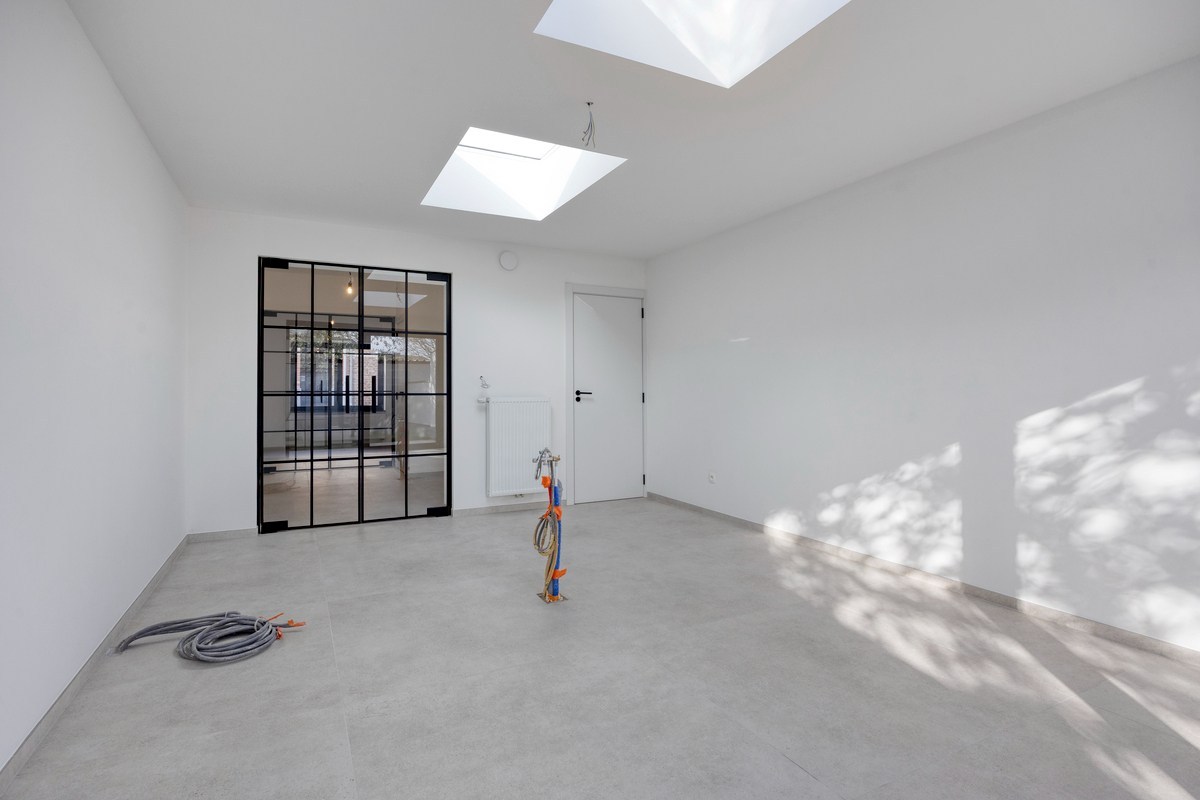 Volledig gerenoveerde woning met 3 slaapkamers, badkamers en tuin in Tienen! – EPC A - bewoonbare opp. 130 m² 