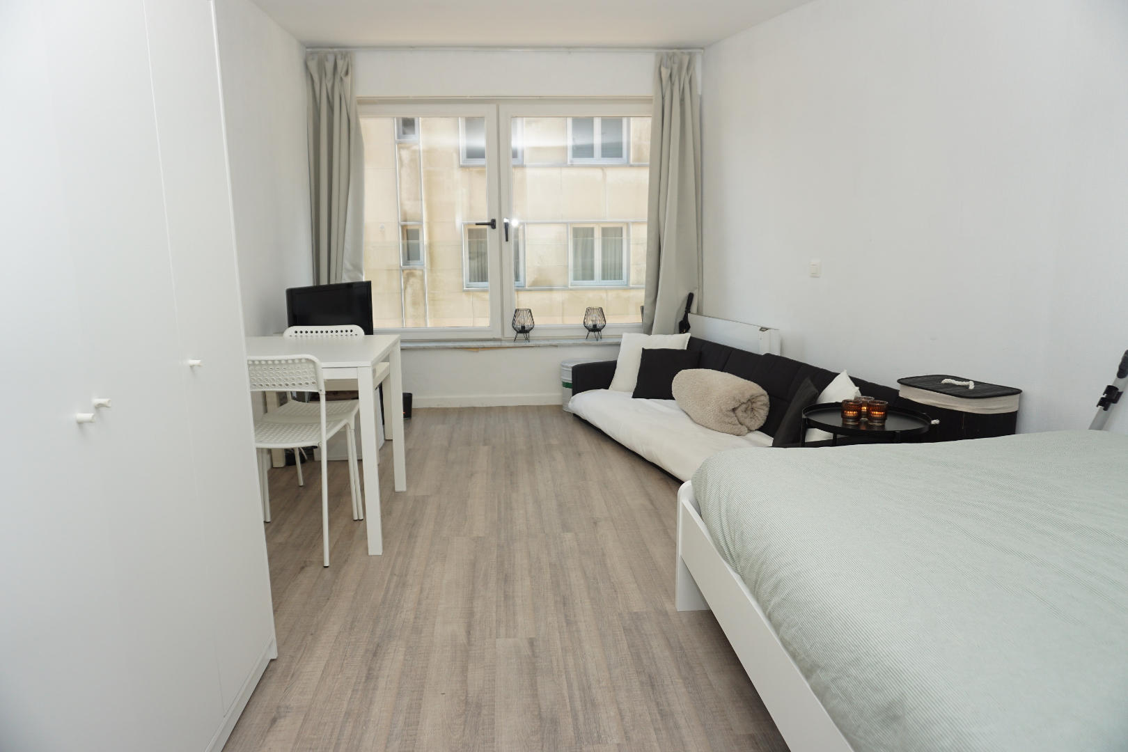 VERNIEUWDE STUDIO MET ZIJDELINGS ZEEZICHT IN CENTRUM OOSTENDE 