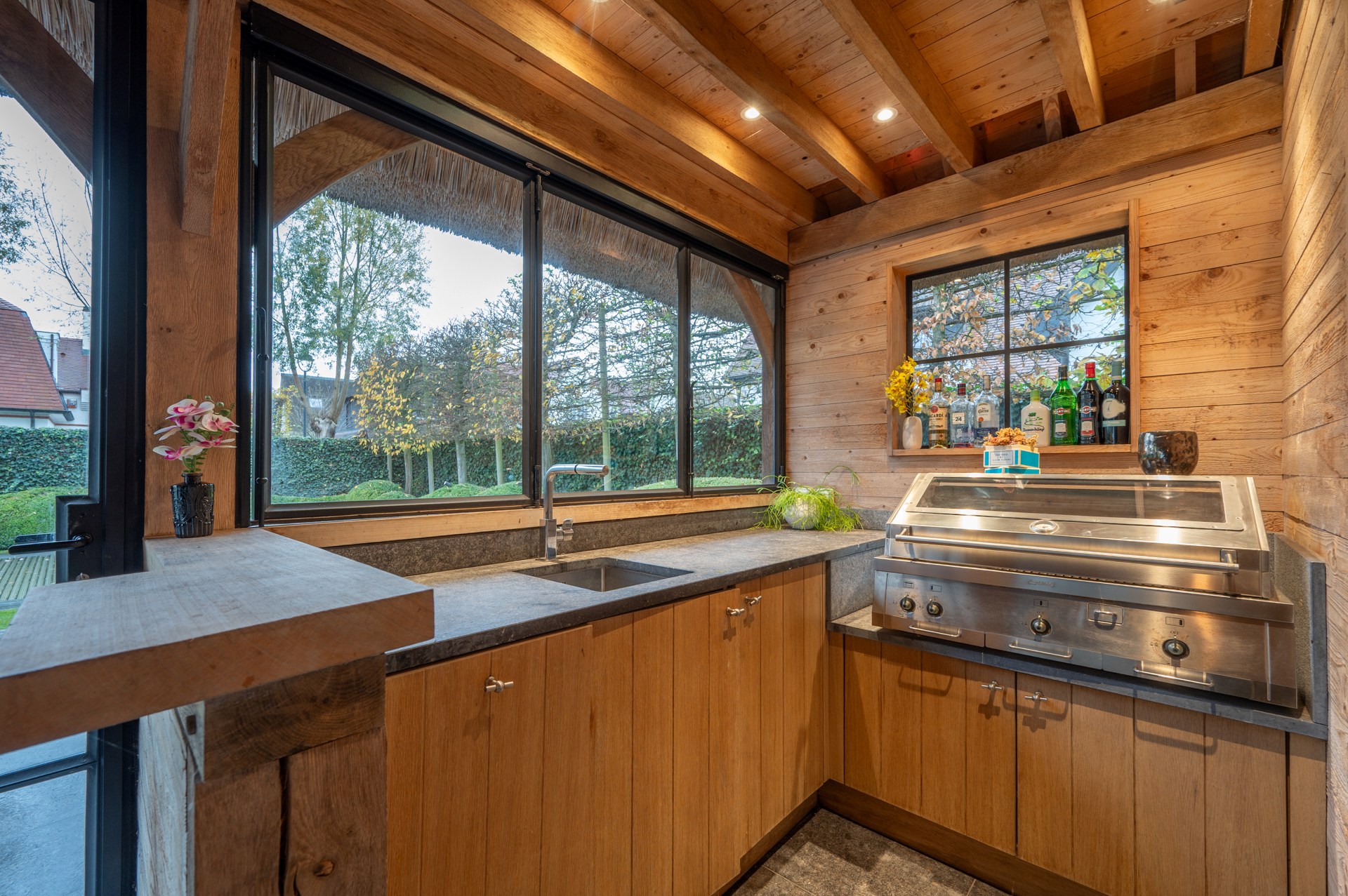 Villa exclusive entièrement meublée avec 5 chambres, piscine et double garage - emplacement prestigieux et calme près du Zoute. 