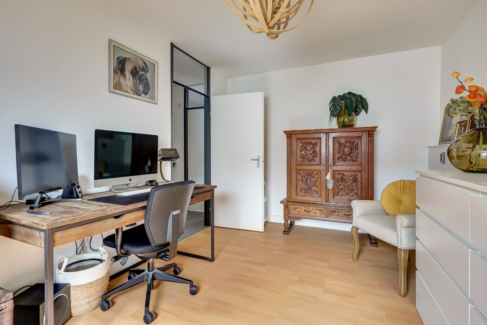 Instap klaar en moderne 4-kamer hoekwoning met 3 ruime slaapkamers, fraaie keuken en badkamer, onderhoudsvriendelijke tuin en gelegen op eigen grond. 