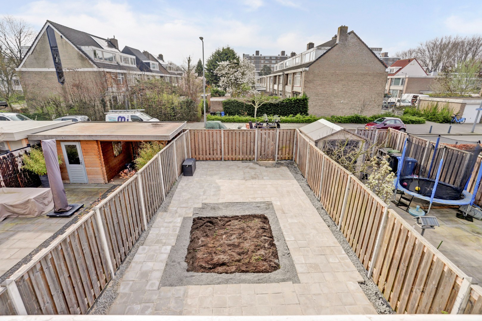 In het geliefde "Lage Land' is gelegen deze uitgebouwde 5-kamer tussenwoning met zonnige en diepe tuin en geheel gelegen op eigen grond. 