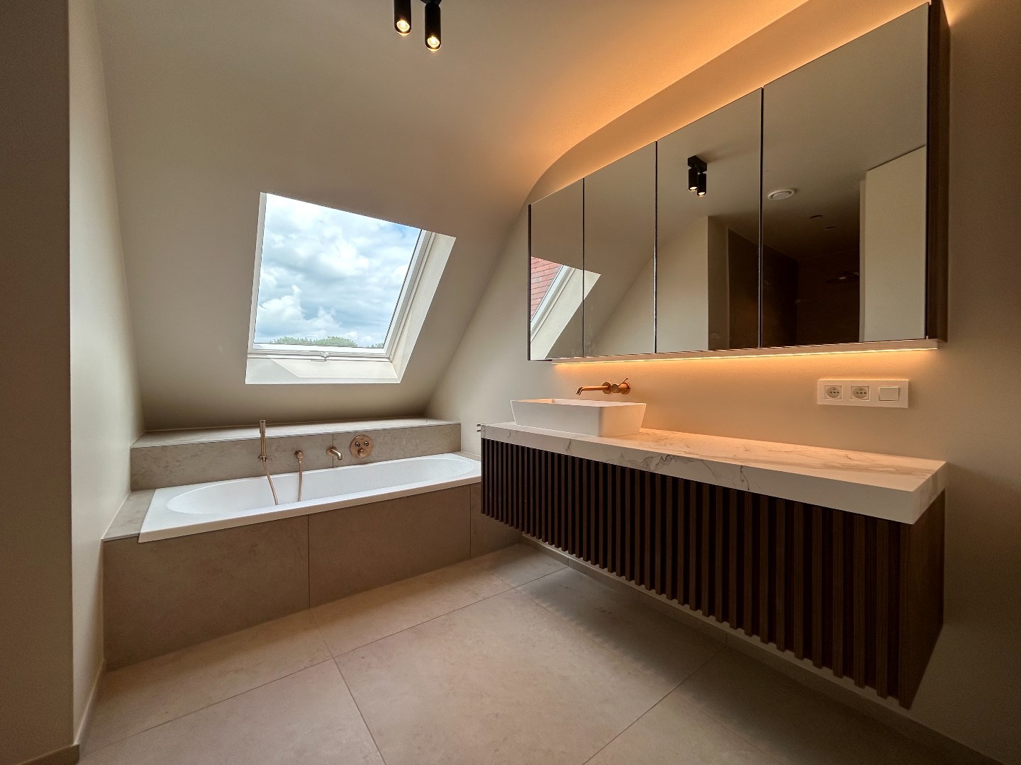 Prachtig dakappartement met 2 slaapkamers, nabij de markt van Geel! 