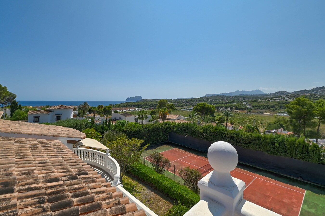 Uniek renovatieproject met zeezicht op wandelafstand van Moraira 