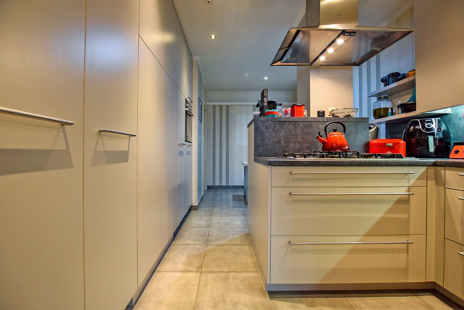 Prachtig onderhouden gelijkvloersappartement van maar liefst 175m² gelegen op 50m van het strand te Sint-Idesbald. 