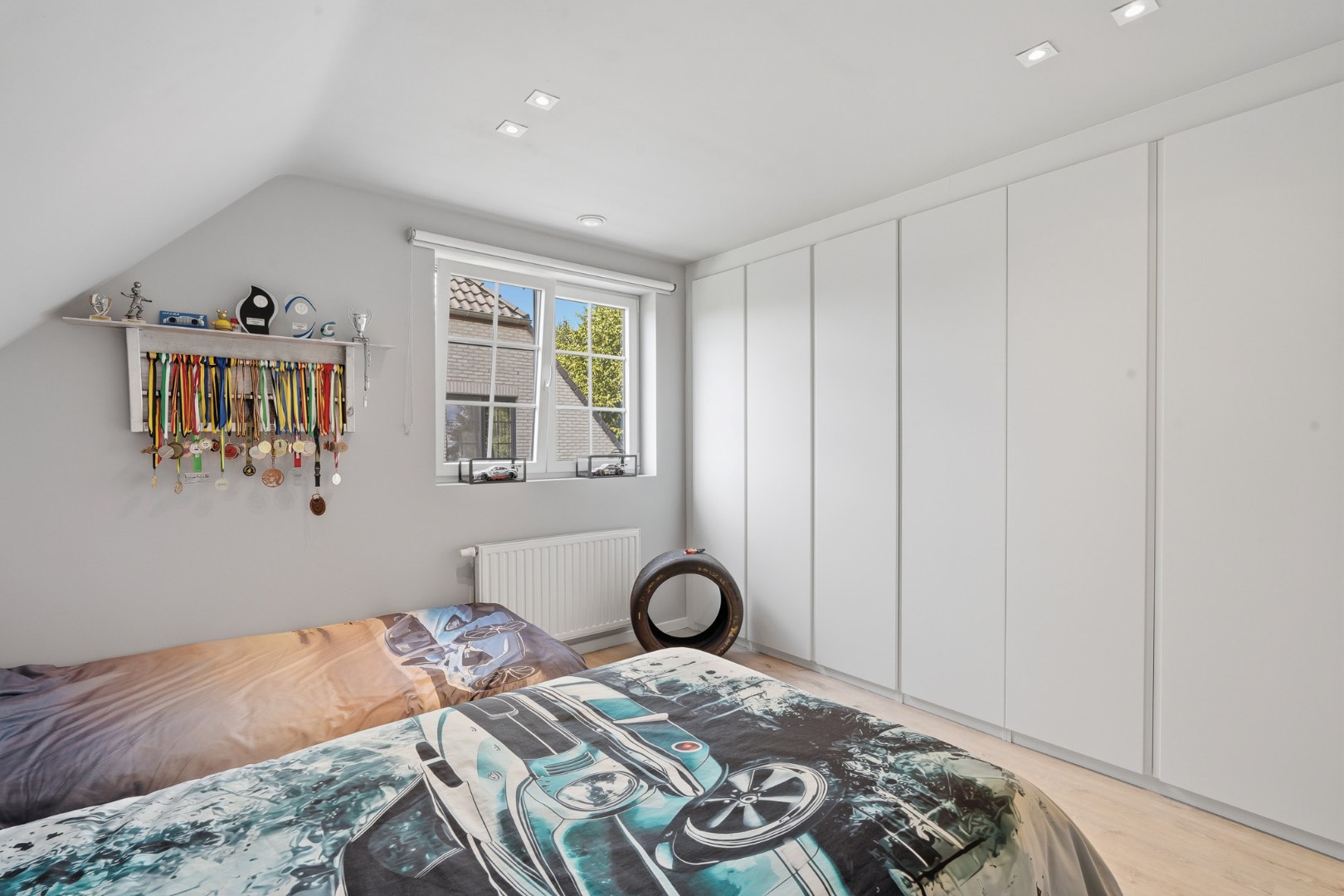 Moderne halfopen bebouwing met zonnige tuin en hoogwaardige afwerking 