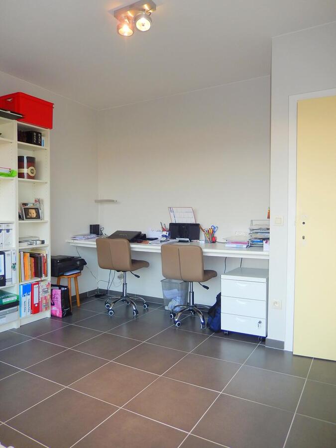 Instapklaar volledig vernieuwd appartement in centrum Varsenare met garage 