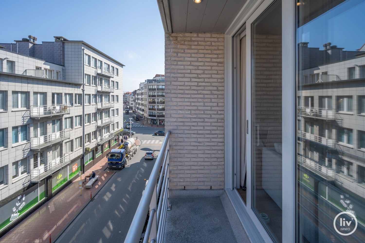 MEUBLÉ - Appartement récemment rénové et bien fini de 2 chambres à coucher, situé de manière centrale sur l'avenue Bayaux à Knokke. 