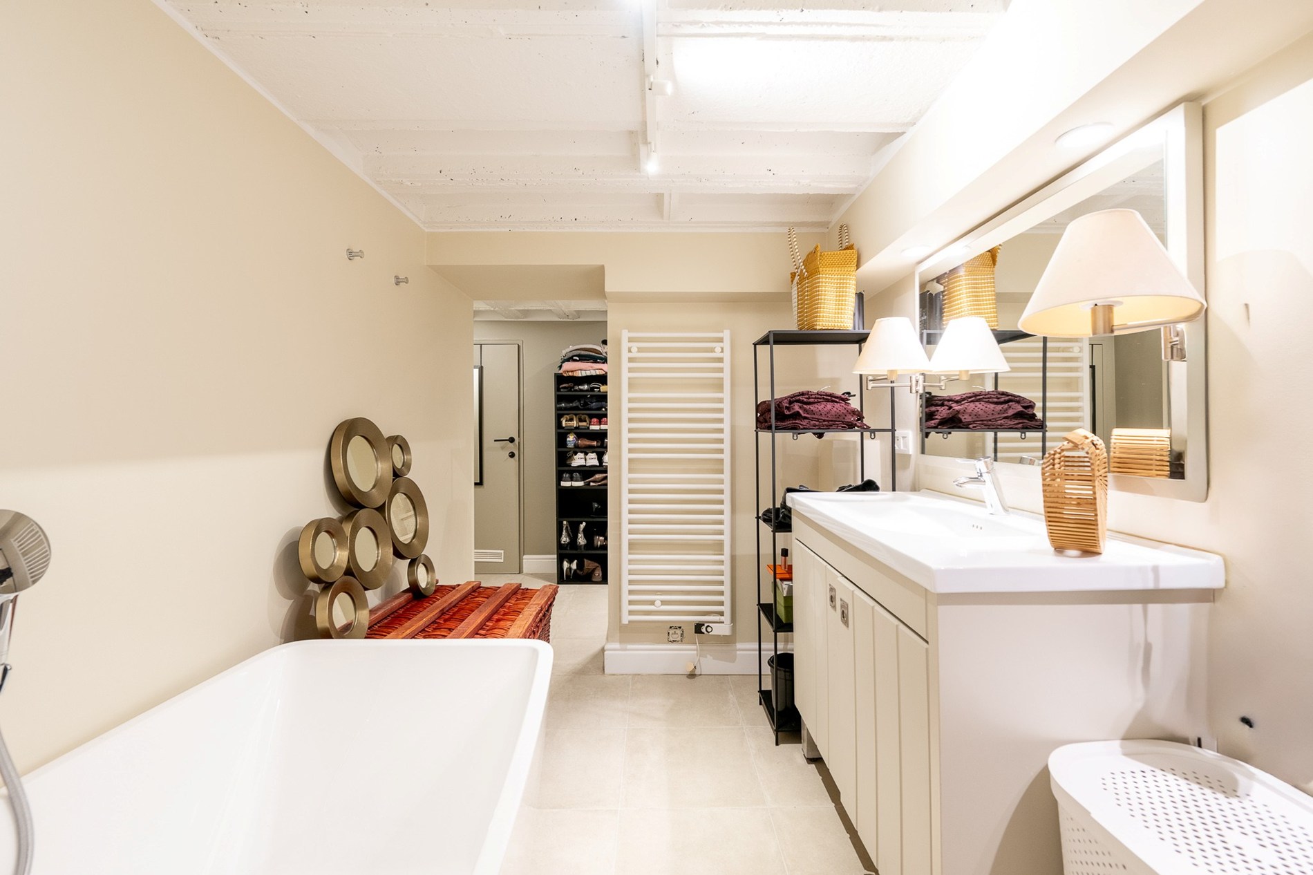 Gelegen in een rustige en uiterst gegeerde residentiële wijk van Knokke, biedt deze volledig gerenoveerde woning een perfecte combinatie van hedendaags comfort, licht en verfijnde elegantie 