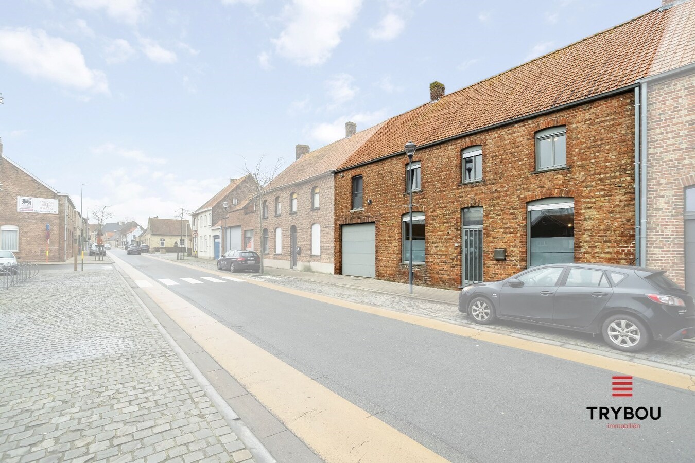 Uiterst ruime woning op het 'Stationsplein' in Merkem 