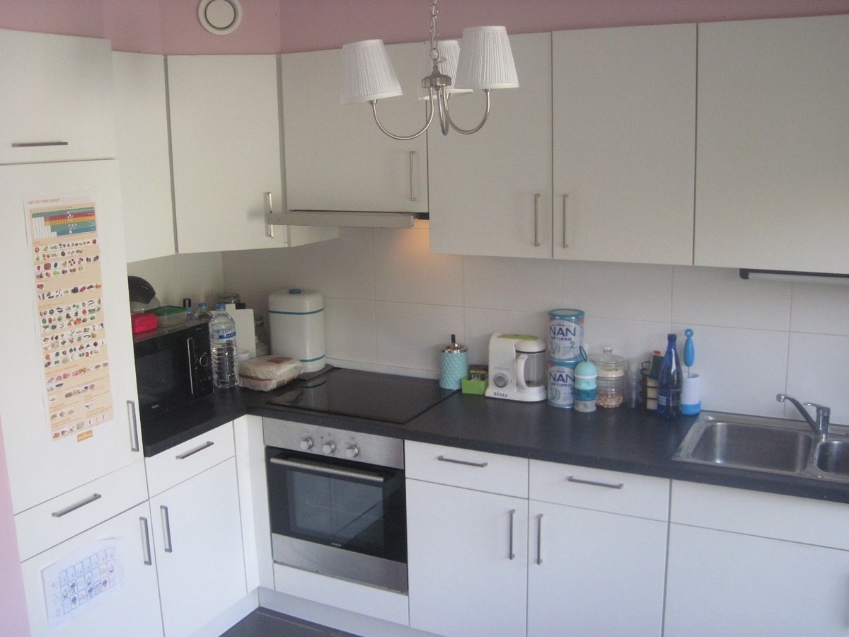 Ruim gelijkvloers appartement met terras en tuintje. Incl. afz. garage ! 