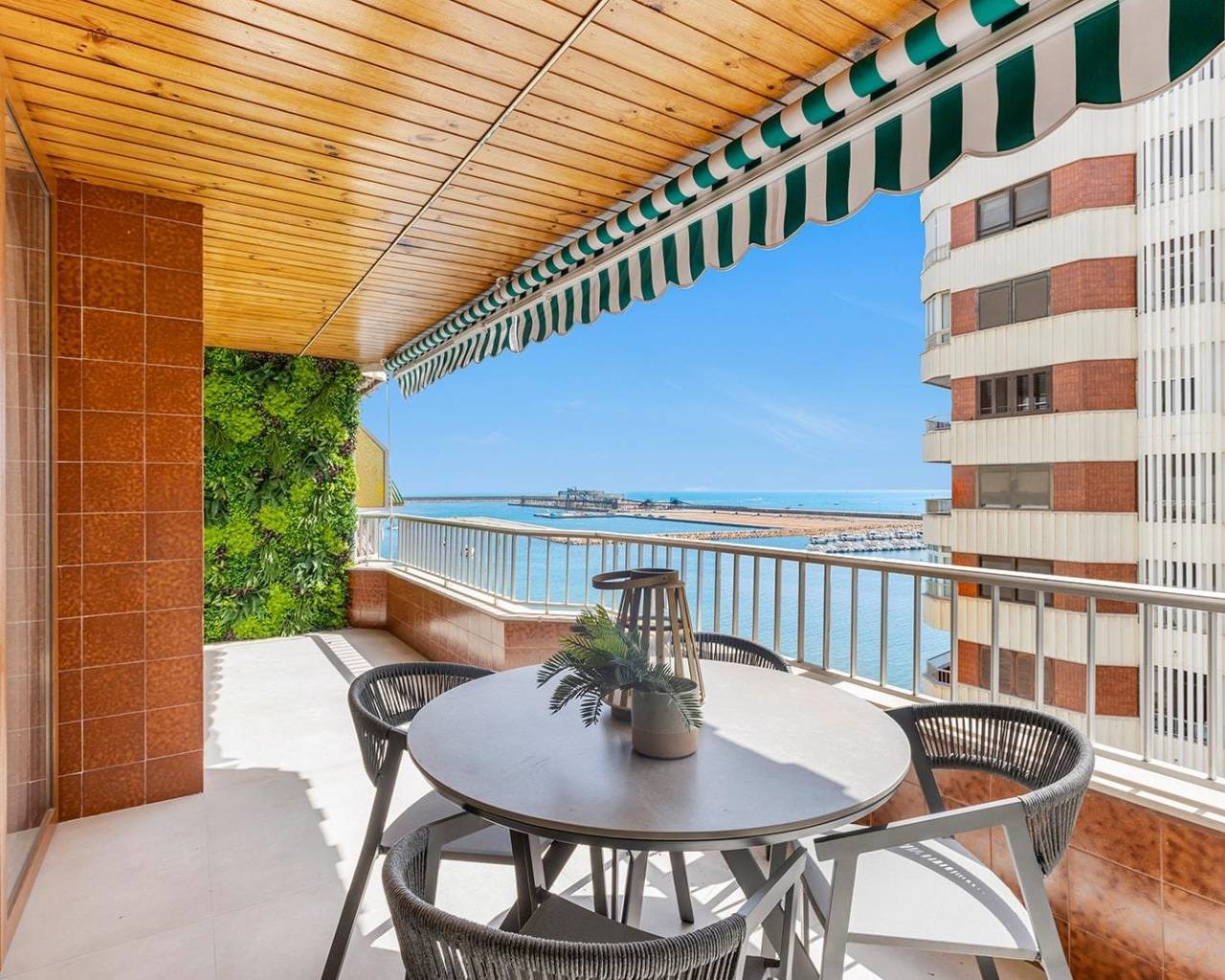 Eindelijk: uw droomappartement pal aan het strand van Torrevieja 