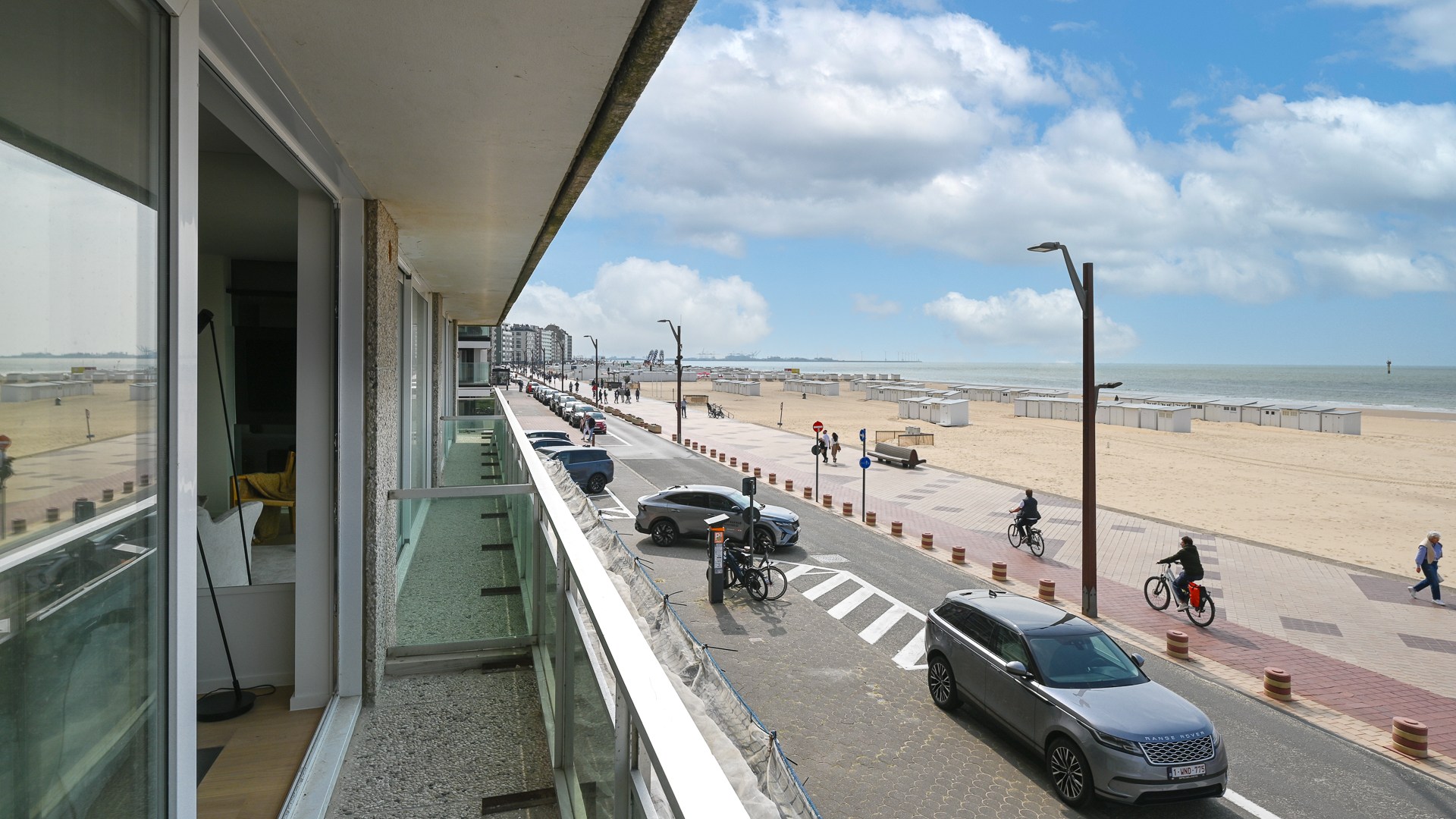 Op een absolute topligging aan de zeedijk in het Zoute bevindt zich dit prachtig gerenoveerde appartement op de eerste verdieping van een standingvolle residentie, met een gevelbreedte van 5,20 meter 