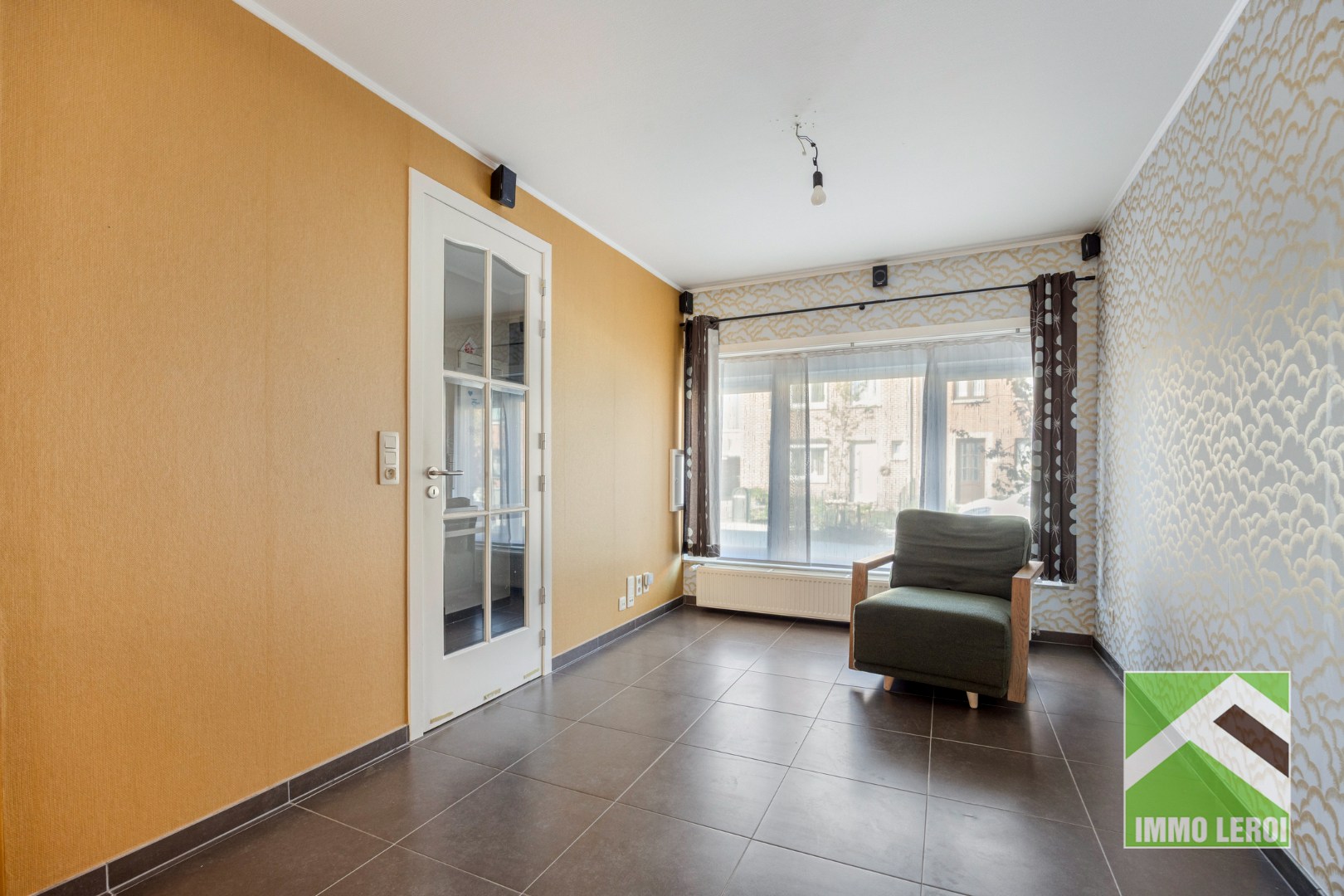 Woonkamer met doorgang inkomhal