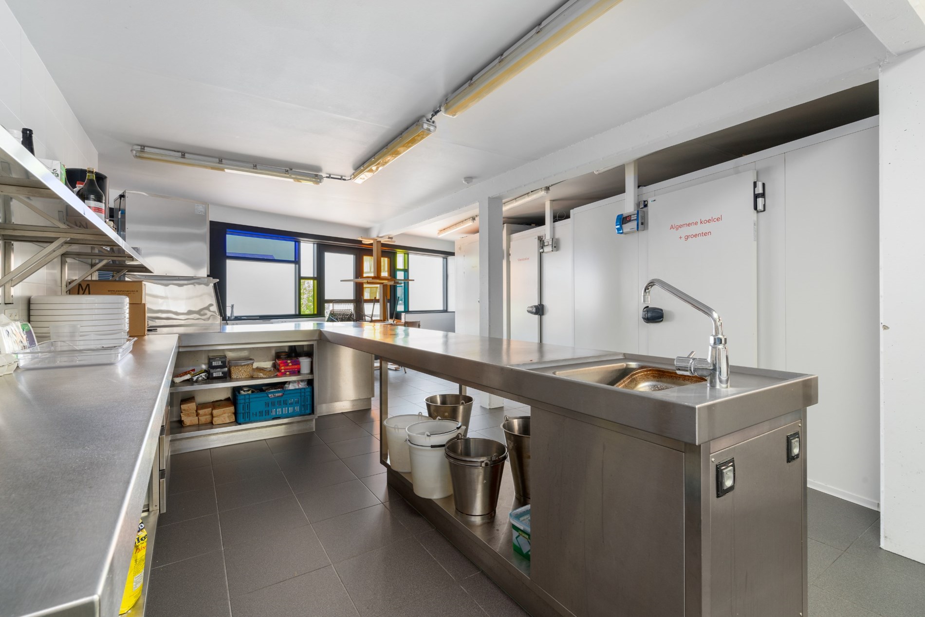 Magnifique local commercial fini (°2015), aménagé en restaurant équipé de toutes les technologies récentes et en excellent état, situé au centre de Knokke, à proximité de l'avenue Lippens et du marché 