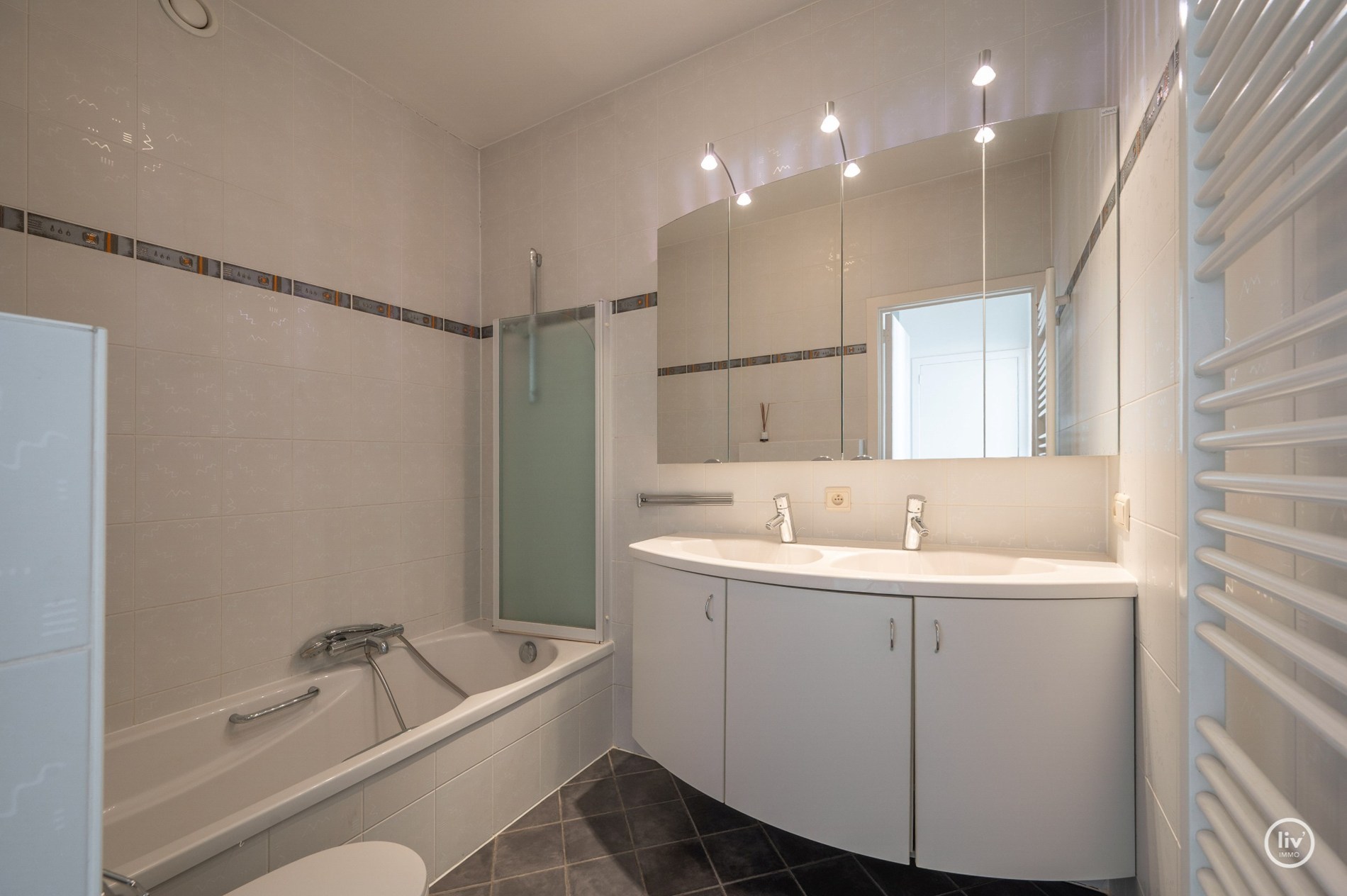 Ruim (98 m2) appartement met 2 slaapkamers op een topligging in de Dumortierlaan te Knokke. 