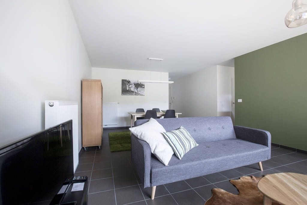 Multi-funktioneel gelijkvloers appartement. Optimale commerciële ligging ! 