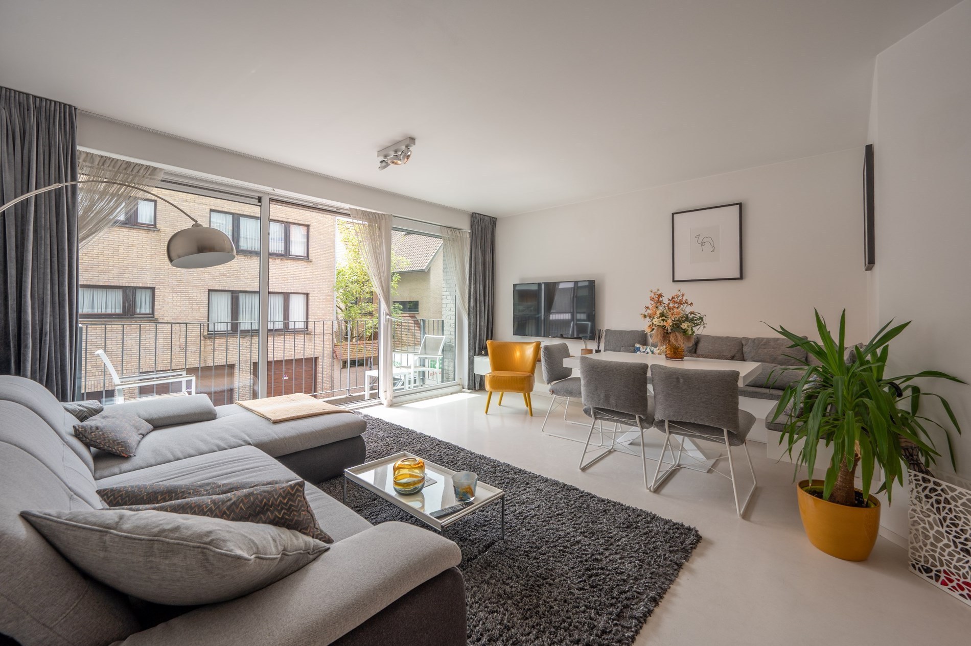 Lichtrijk appartement met dubbele terras en ruime lichtrijke leefruimte 