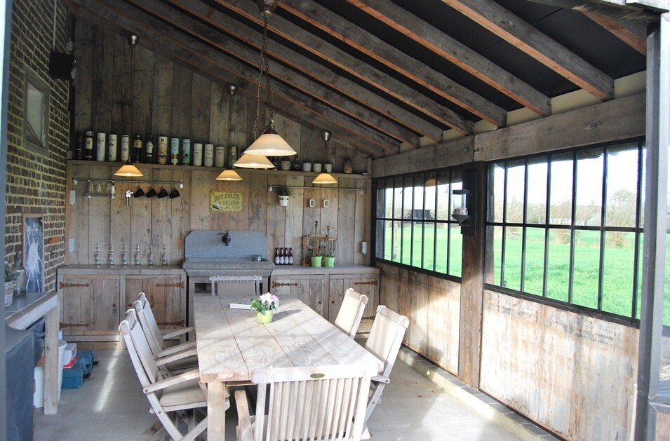 Idyllische woning met stalgebouwen op ca. 5000m² te Sint-Laureins 