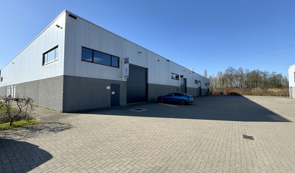 Magazijnen te huur langs kanaal in Sint-Lenaarts