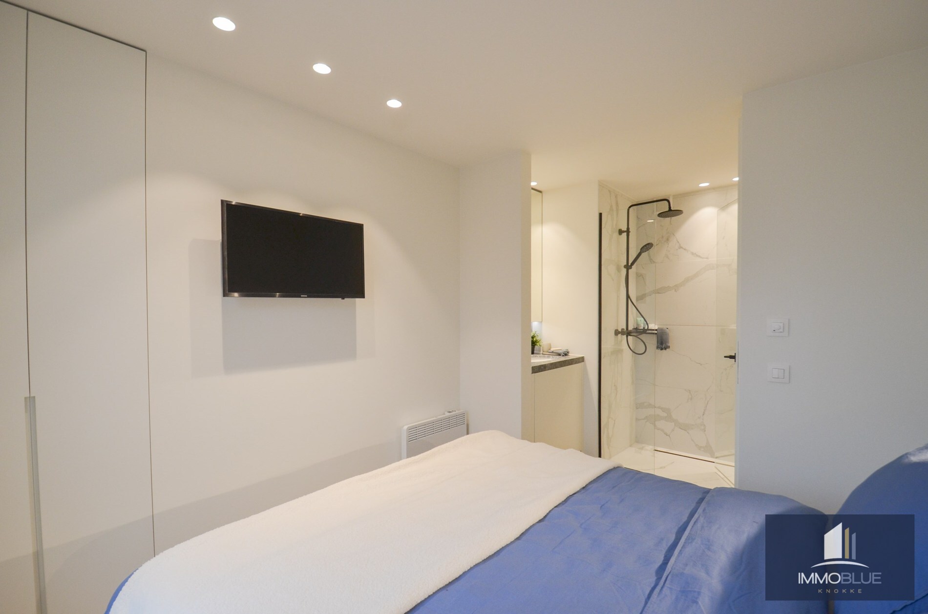 Penthouse entièrement rénové avec deux terrasses spacieuses (+/- 50 m²) situé à deux pas de la mer. 