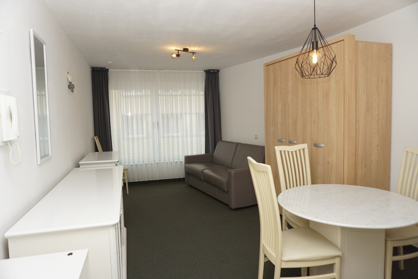 GEMEUBELDE STUDIO MET ZIJDELINGS ZEEZICHT IN CENTRUM OOSTENDE 