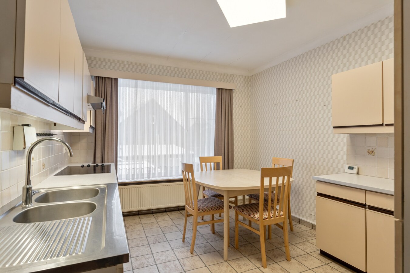 Centraal gelegen gebouw bestaande uit een handelspand op het gelijkvloers en een bovenliggend duplex-appartement! 