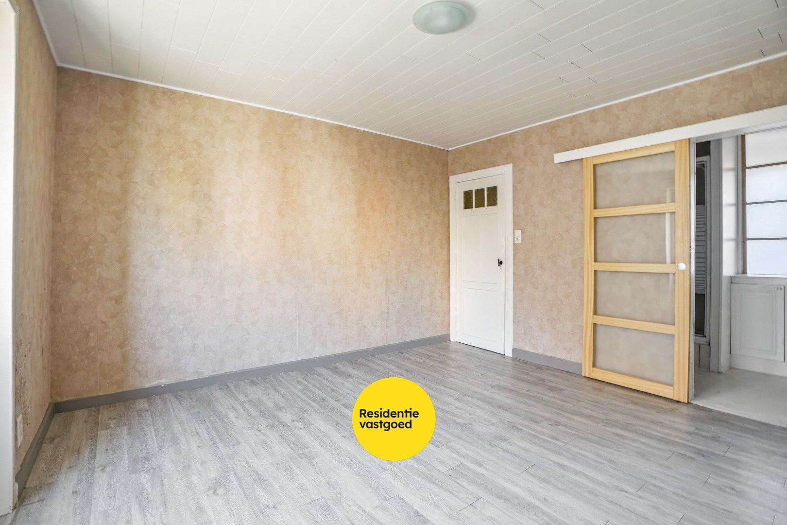 Goed gelegen gebouw op 117m² te De Panne bestaande uit een handelsruimte en woonst. 