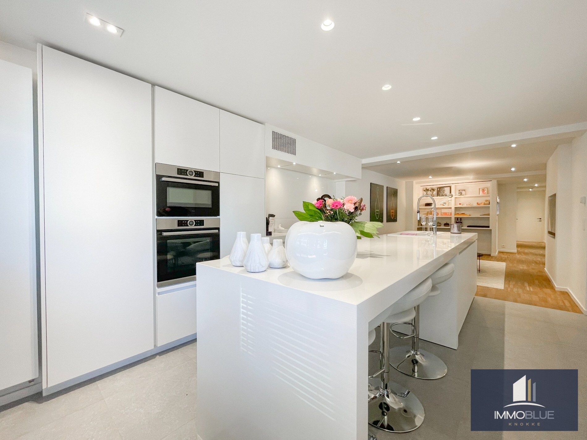 Stijlvol, instapklaar appartement met een ruim terras gelegen aan het Lichttorenplein op enkele passen van de zee. 