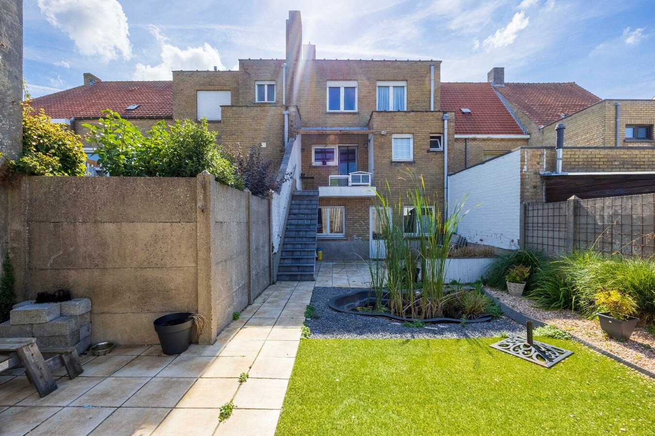 Instapklare bel-etagewoning met garage, zonnepanelen en aangename buitenruimte in het centrum van Heist. 