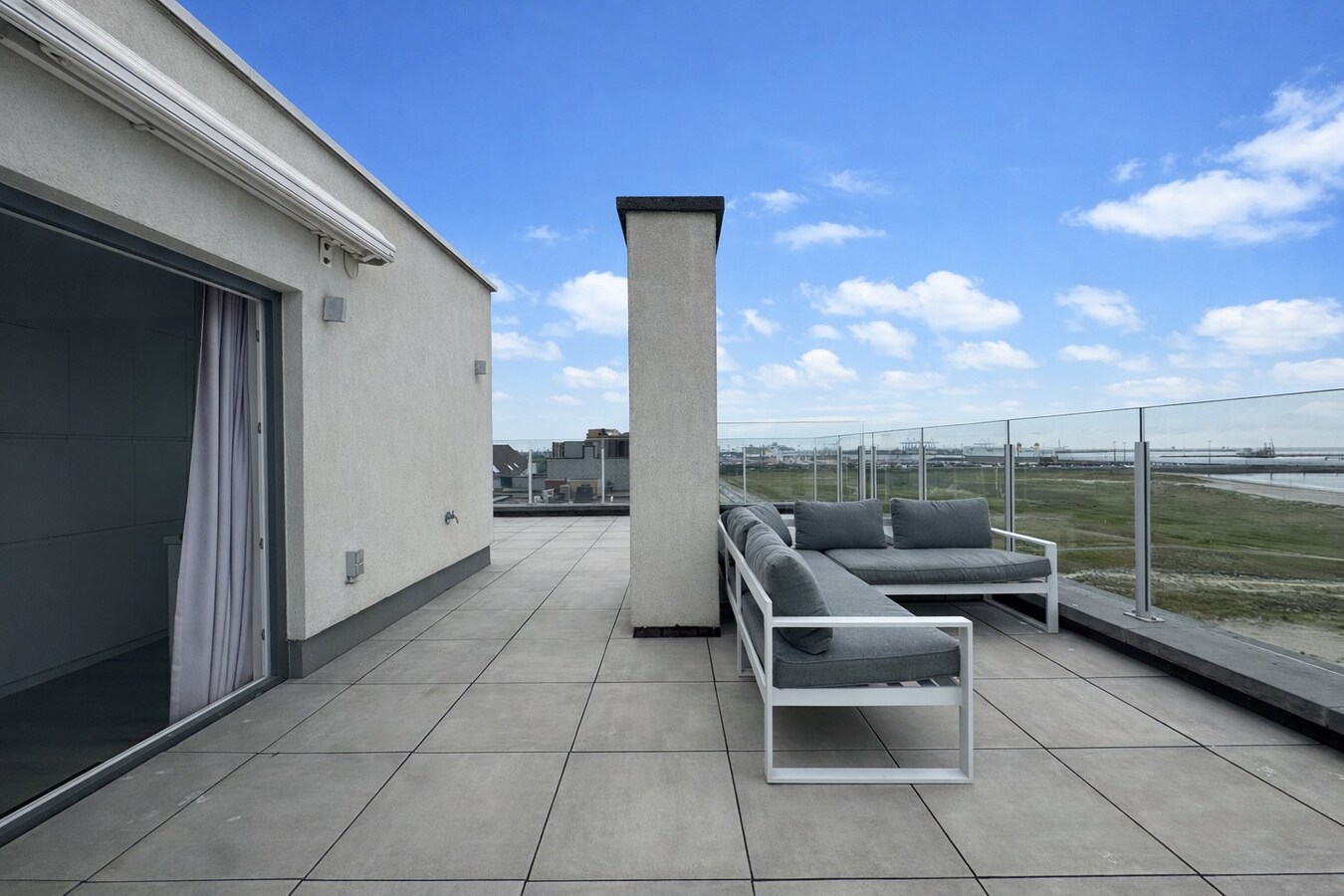 Exclusief hoekpenthouse met uitzonderlijk zeezicht en riant zonneterras in Heist. 