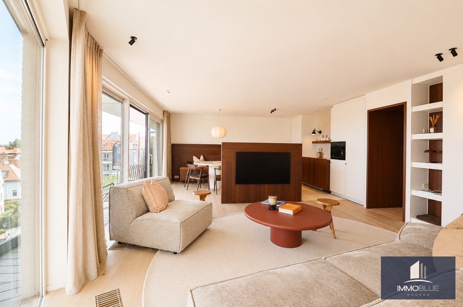 Appartement prestigieux entièrement rénové et fini avec des matériaux de haute qualité, situé à proximité de la place du Triangle. 