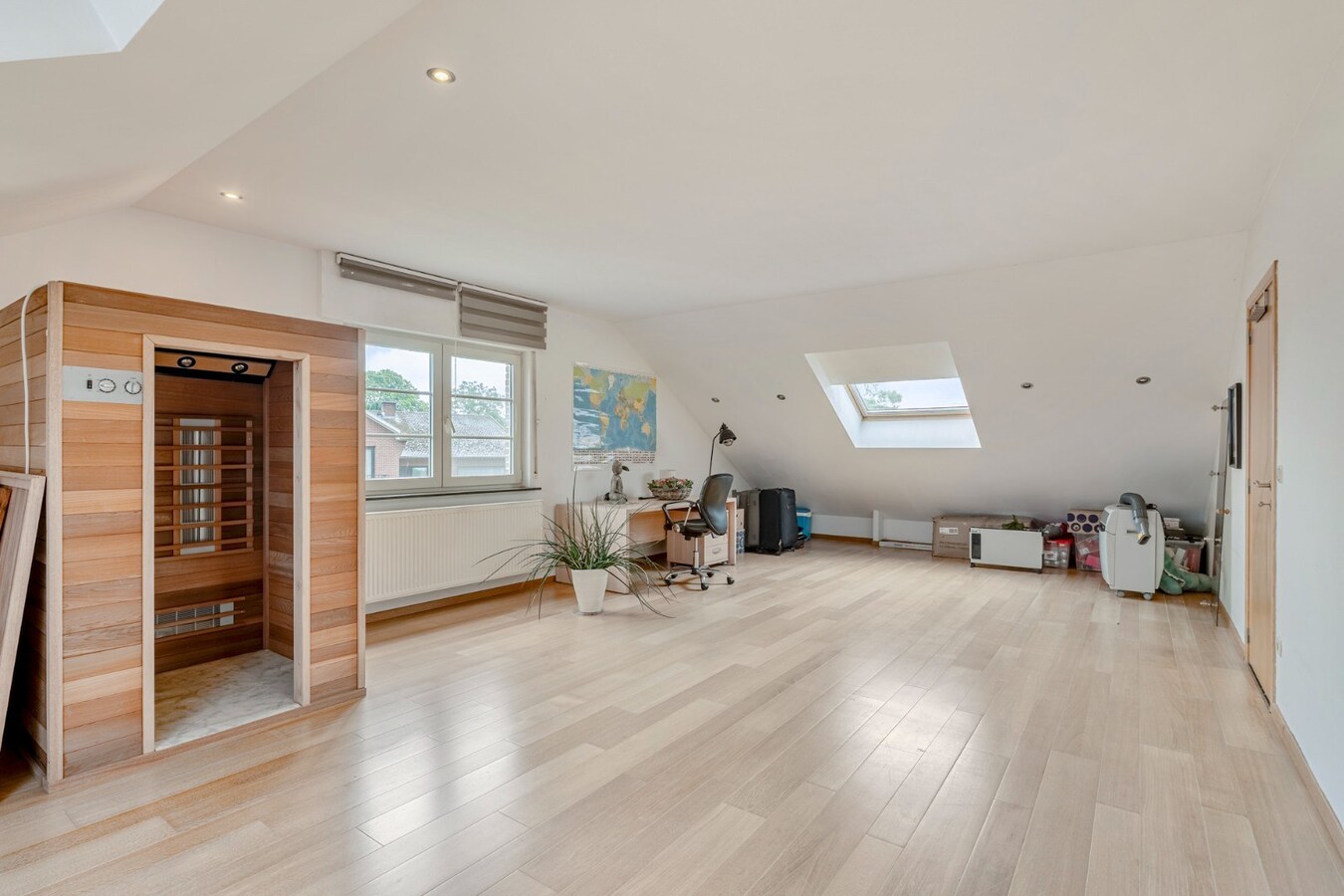 Verrassend ruim , vrijstaand landhuis op een perceel van 6a18ca. 