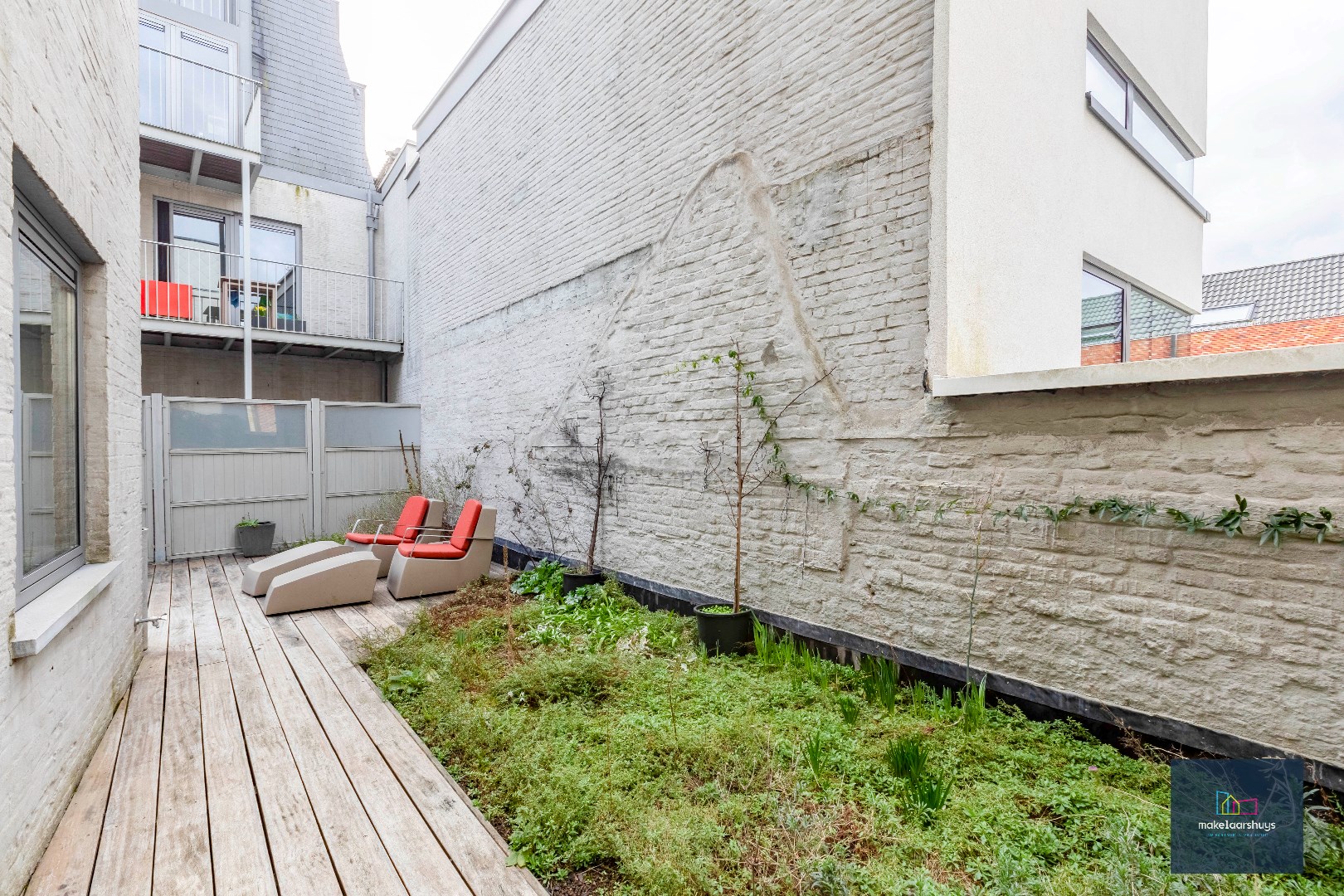 Ruim en goed gelegen 1-slp.app. met groot terras en overdekte staanplaats 