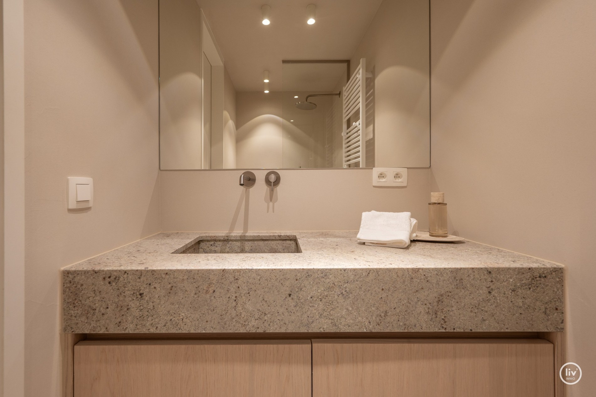 Appartement de luxe entièrement rénové de 3 chambres situé sur l'avenue Parmentier, à proximité de la digue. 