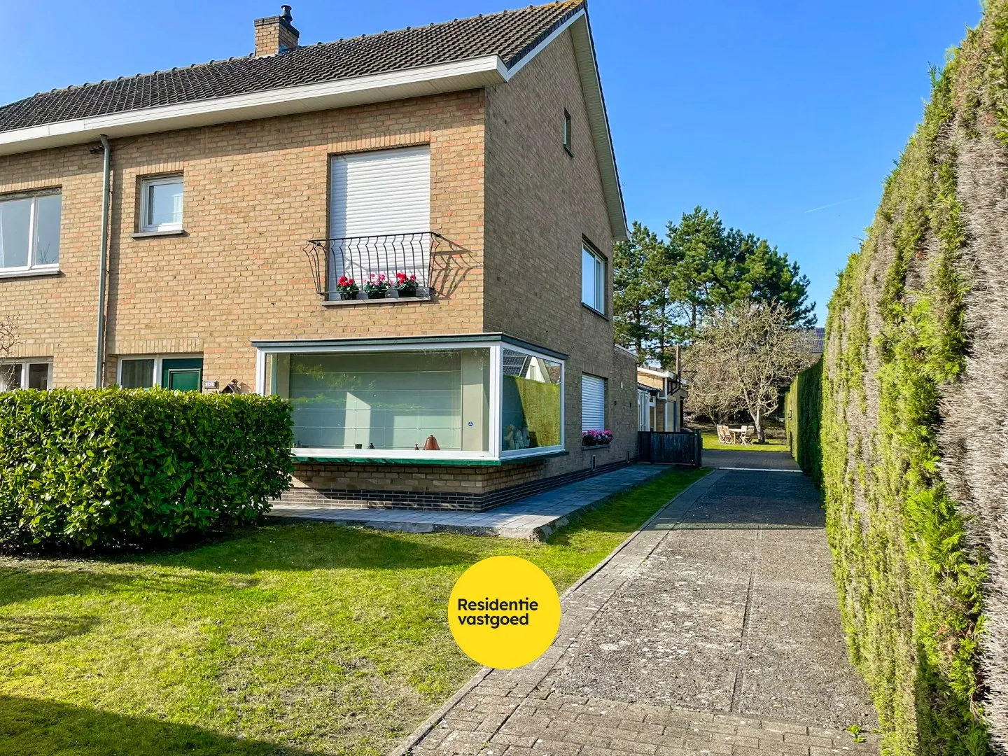 Halfopen bebouwing met 3 slaapkamers, garage en tuin in Sint-Idesbald