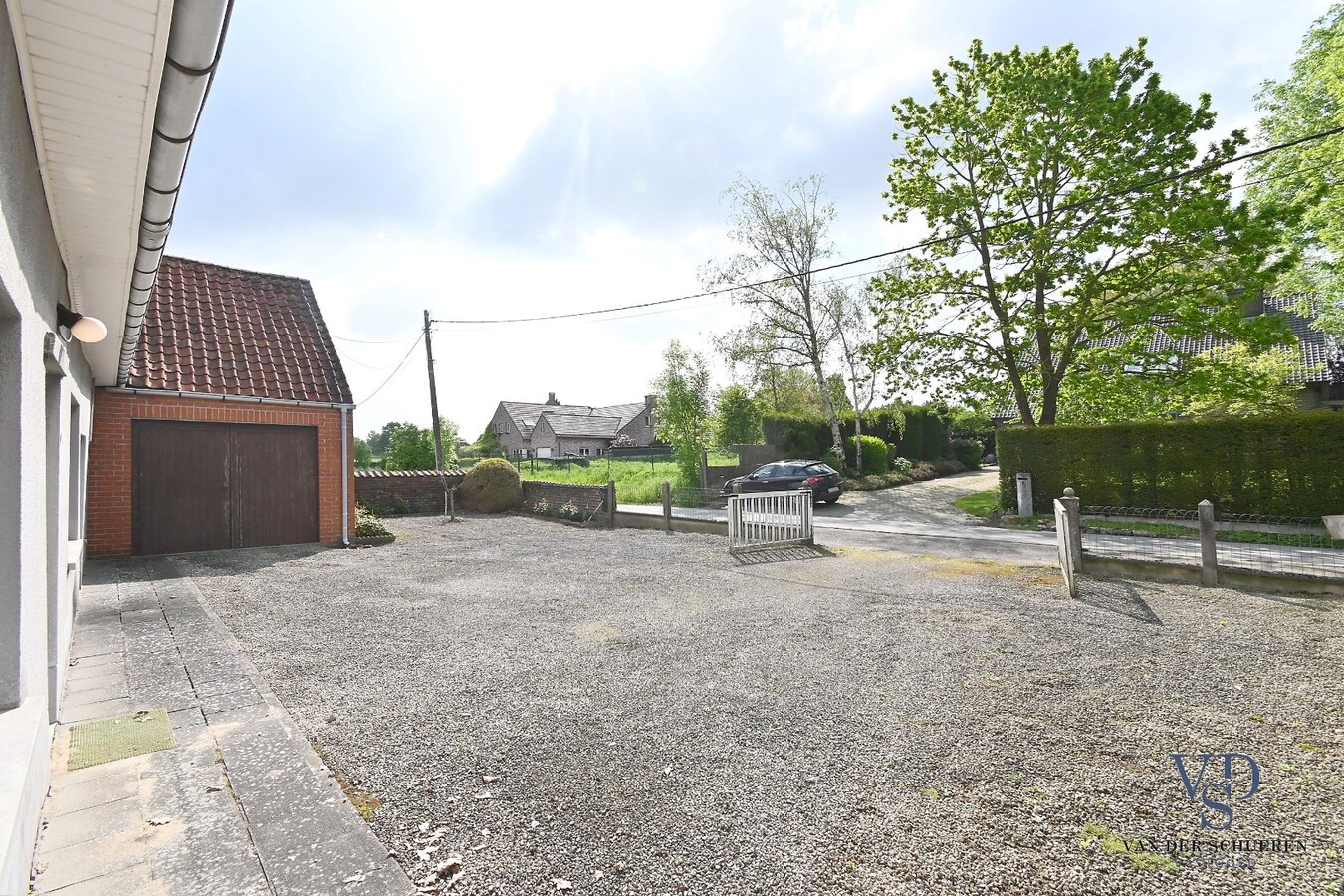 Exceptioneel gelegen eigendom met mogelijkheden. 