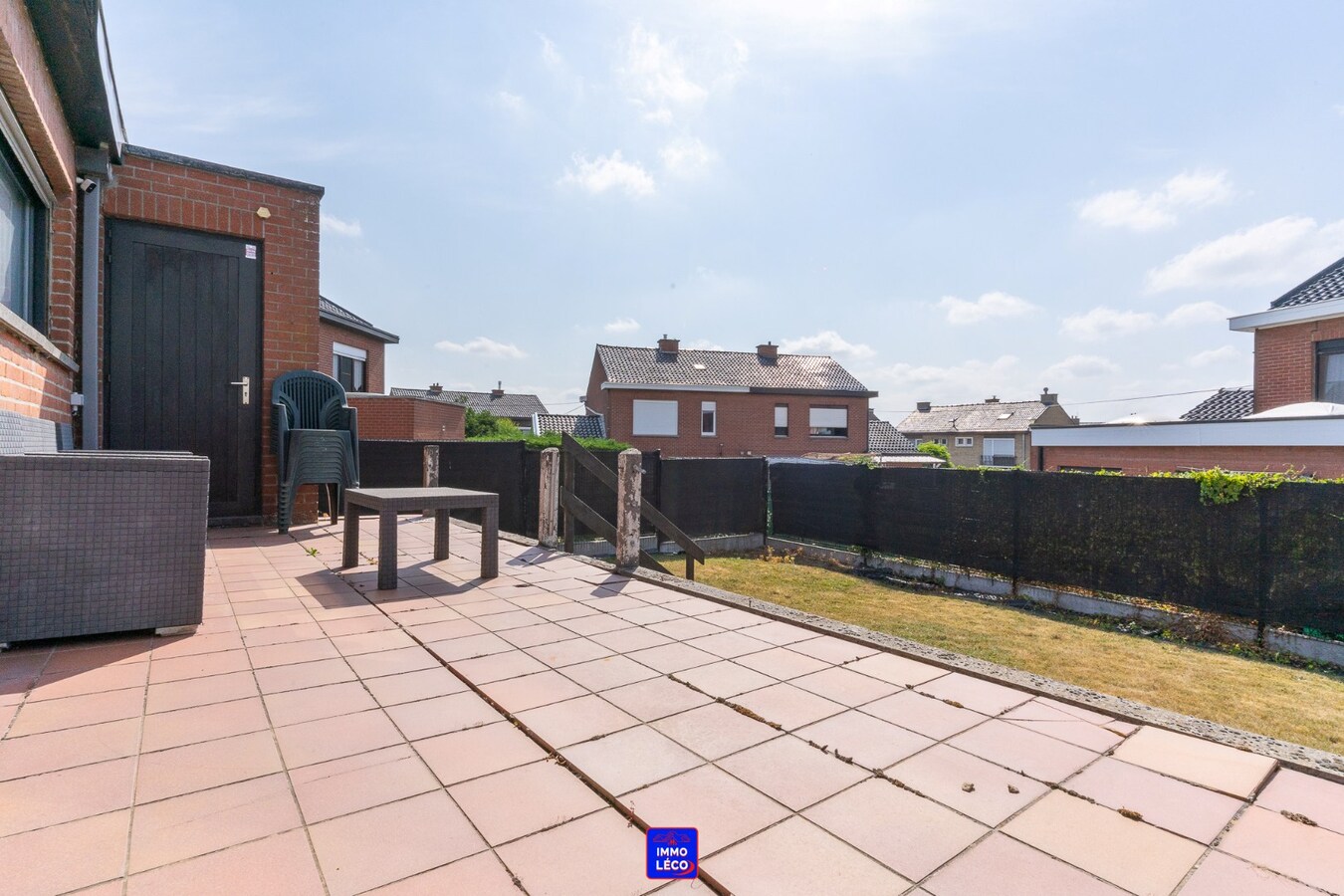 3 façades rénovée avec jardin, double garage, parking 2voit., COUP DE COEUR !! 
