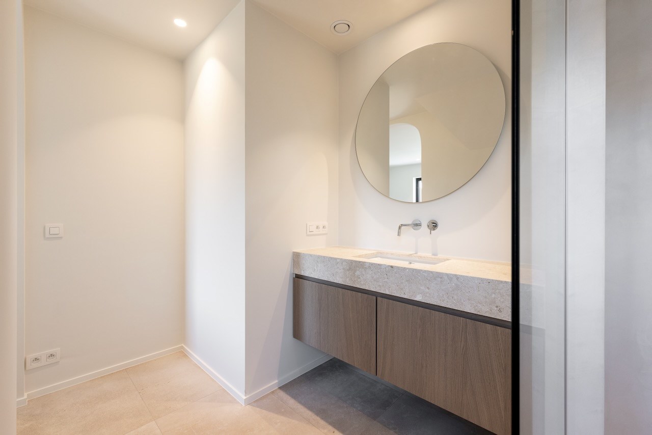 Cette magnifique maison individuelle rénovée avec une allée située dans un quartier calme à Knokke, offre tout ce dont vous avez besoin pour vivre confortablement. 