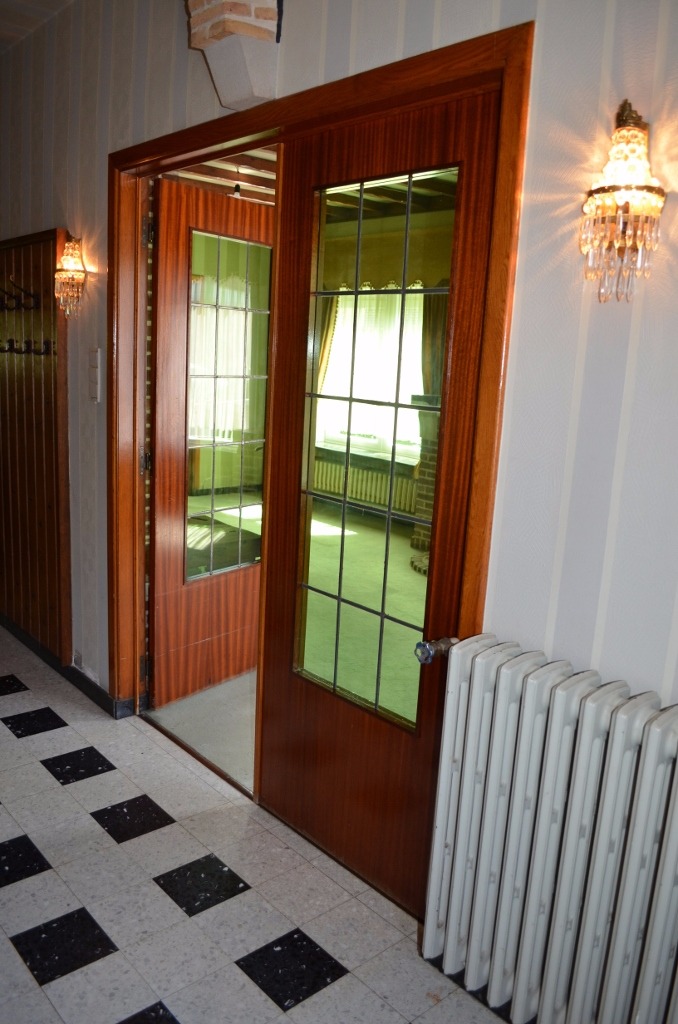 Ruime te renoveren woning met garage en tuin te centrum Eeklo 