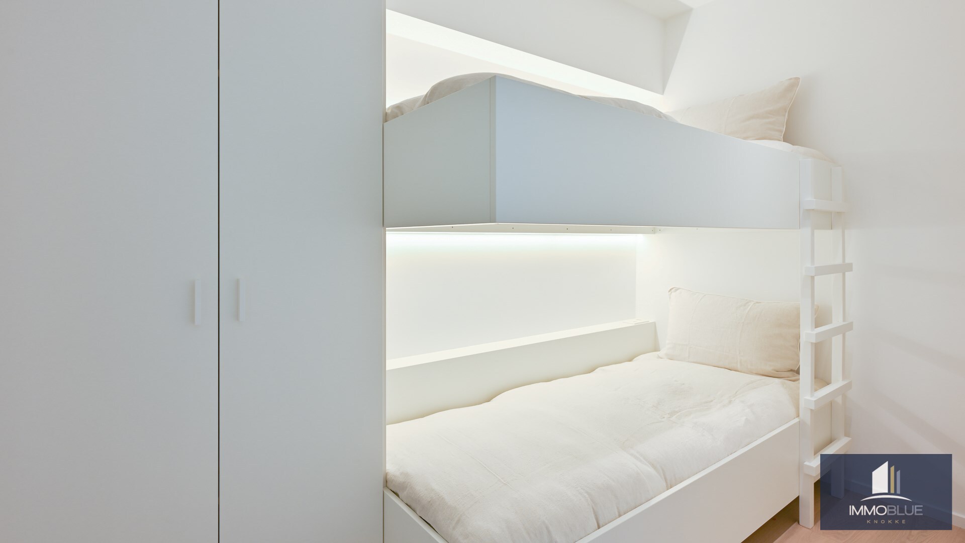 Appartement élégant et entièrement rénové, situé à deux pas de la mer. 