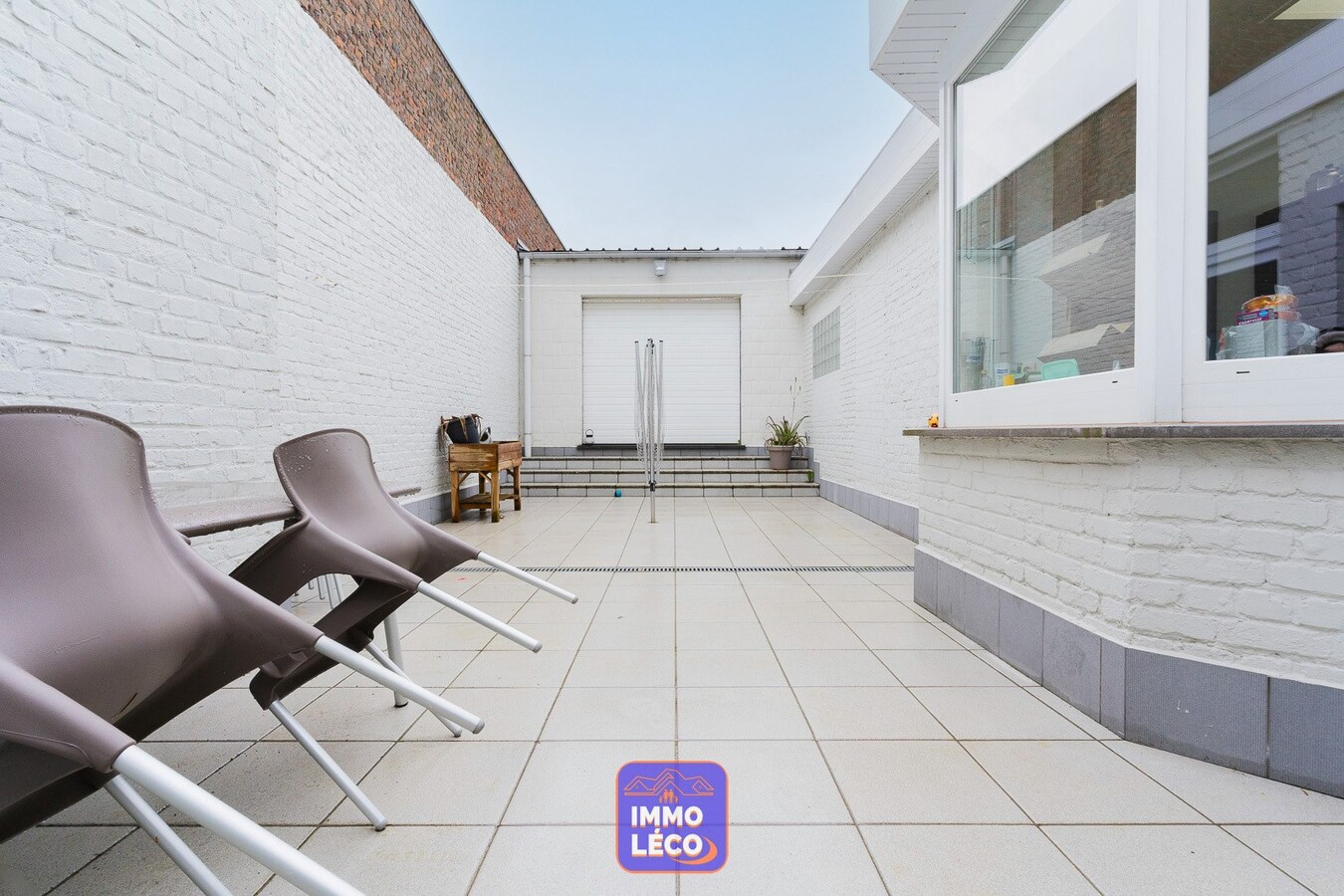 Grande maison avec grande terrasse et garage de 55m². Beaux volumes ! 