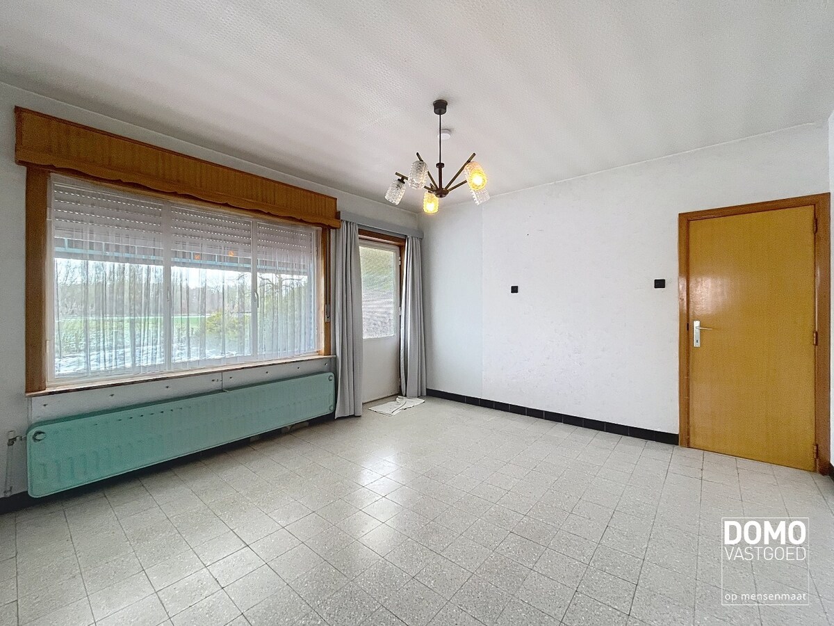 TE RENOVEREN WONING MET GARAGE, 3 SLAAPKAMERS EN GEZELLIGE TUIN OP EEN PERCEEL VAN 8A14CA 