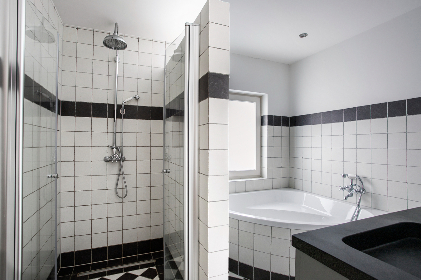 Vrijstaande, instapklare eengezinswoning met garage en carport afgewerkt in landelijke stijl. 