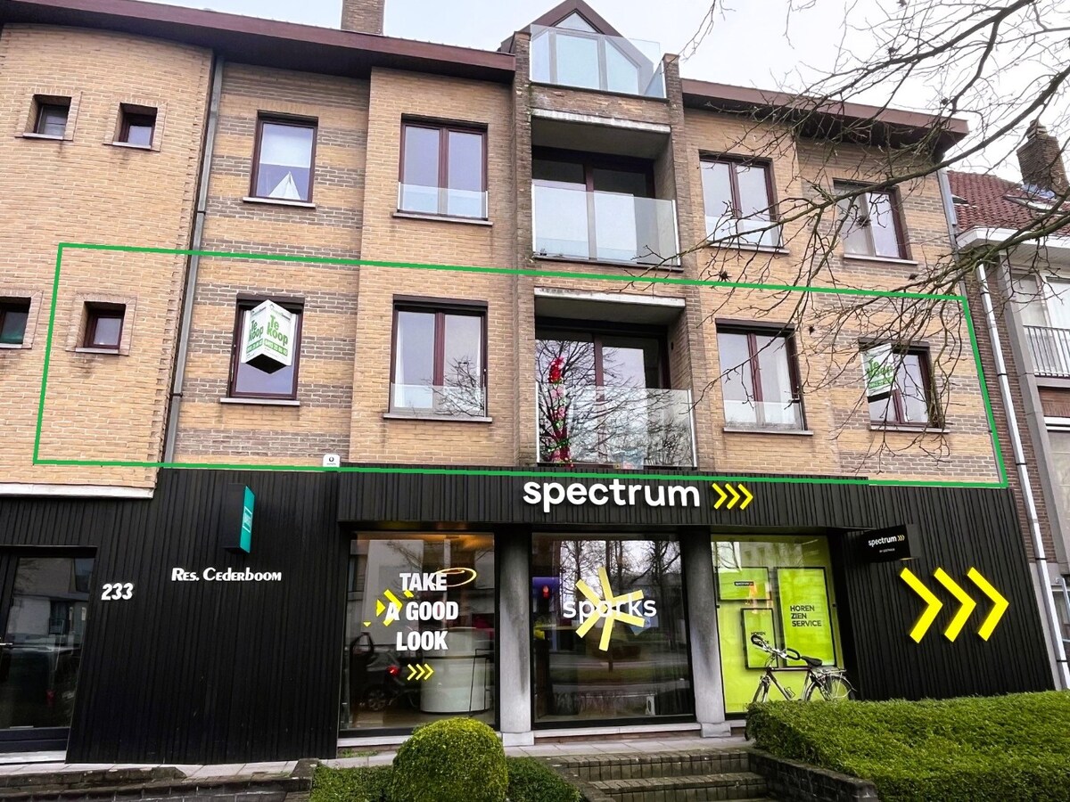 Ondergrondse garagebox met metalen kantelpoort, in Res. Cederboom, inrit Greenhillstraat 