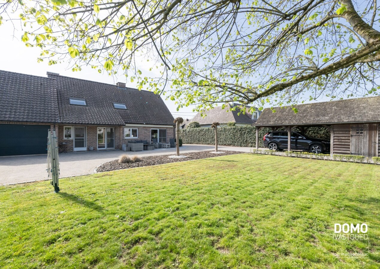 Karaktervolle en ruime gezinswoning in pastorij-/fermettestijl met prachtige tuin en 4 slaapkamers in het groene Kortessem 
